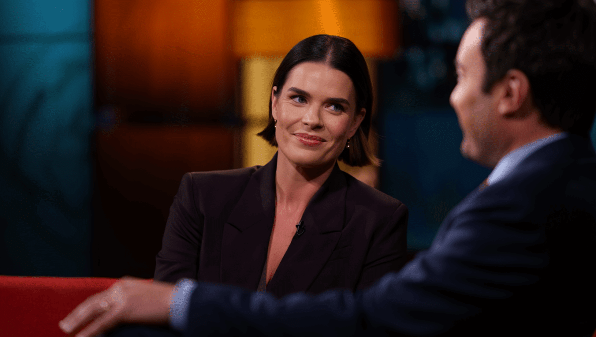 Neve Campbell shares horror movie survival tips on Tonight Show