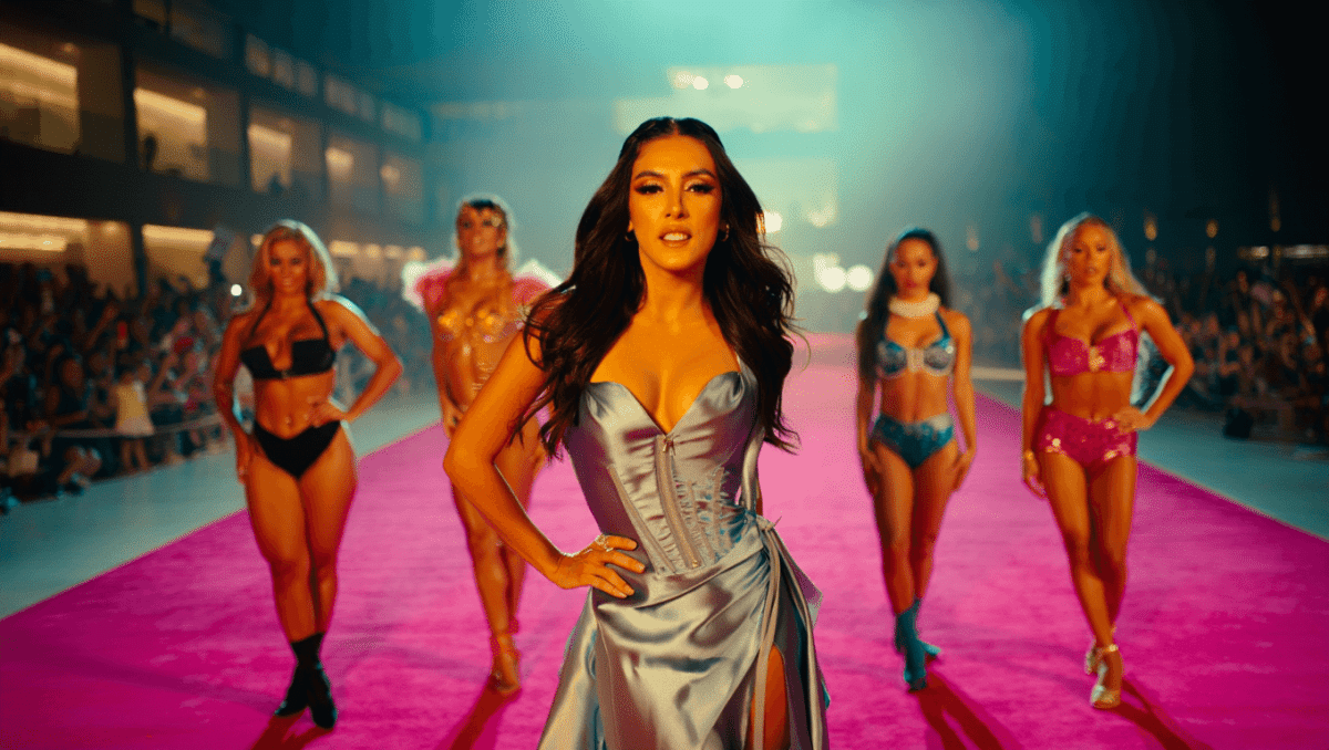 Maria Becerra stuns at Premio Lo Nuestro with her four alter egos from Quimera