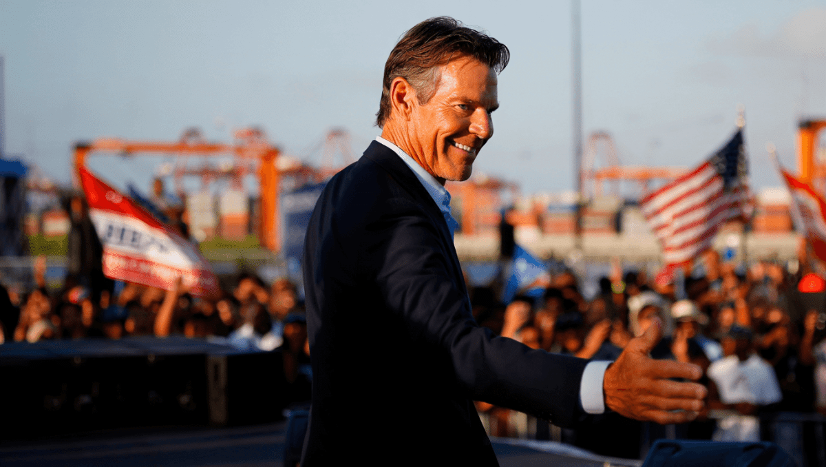 Dennis Quaid greets crowd at Trump's Corpus Christi rally today