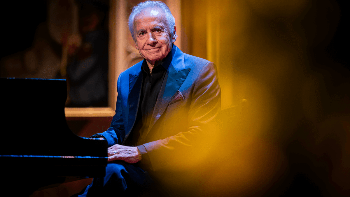 CNN news: Legendary singer Neil Sedaka dies, leaving music legacy