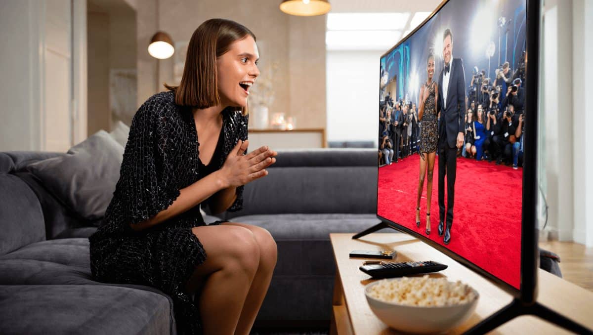 Tom Cruise accepts his honorary Oscar.