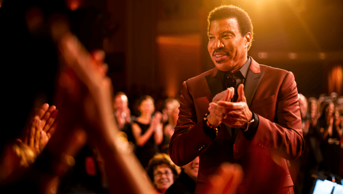 Lionel Richie marks triumphant return to Oscars, 40 years later