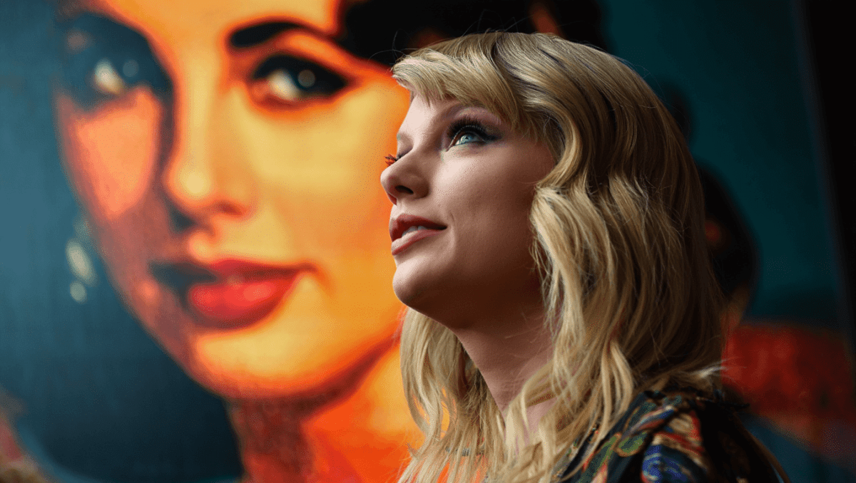 Elizabeth Taylor video surprises fans with tribute to screen icon