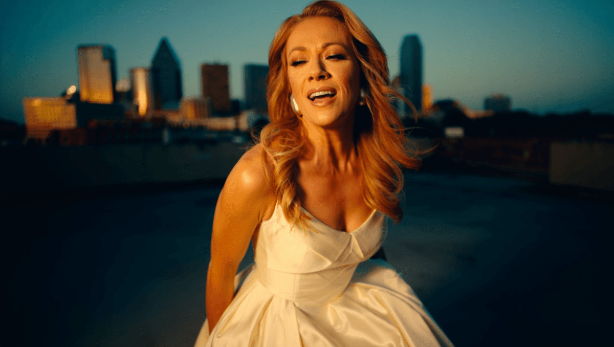 LeAnn Rimes kicks off 30 Years of Blue tour in Dallas, celebrates sonic milestone