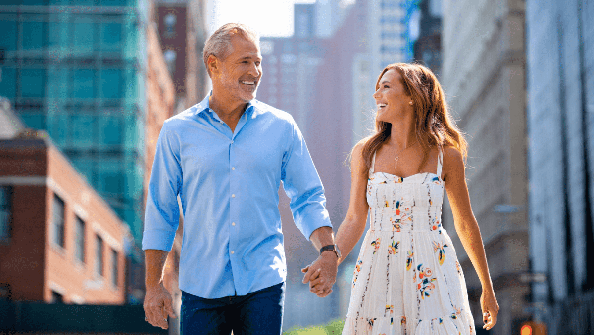 Michelle Randolph holds hands with Glen Powell in NYC, romance heats up