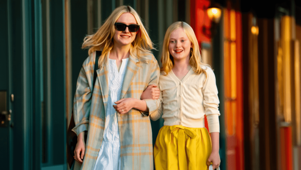 Dakota Fanning grabs lunch with sister Elle in Los Angeles