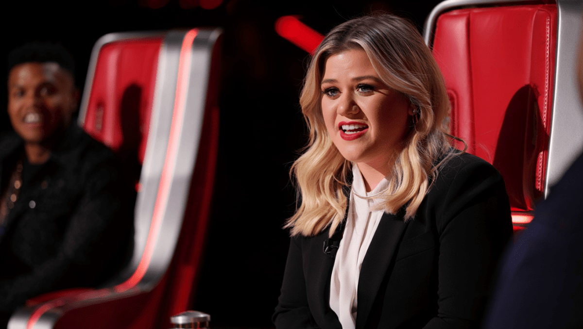 Carson Daly hosts The Voice Battle of Champions quarterfinals with Kelly Clarkson's super steal dominance