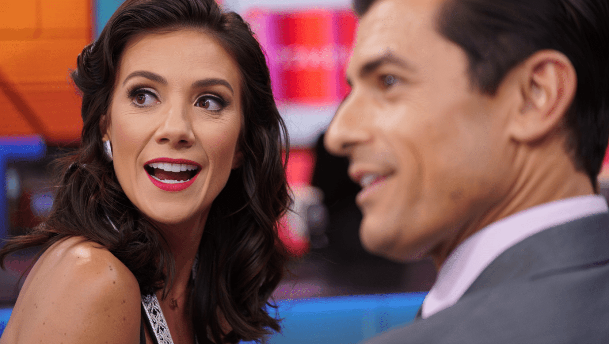 Mark Consuelos fixes Kelly Ripa's lipstick mishap on air, her reaction is priceless