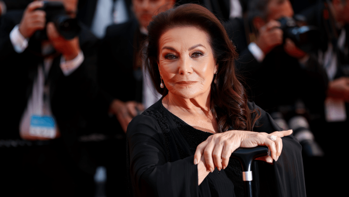 Kathleen Turner claps back at photographers: demands 'Miss Turner' on red carpet