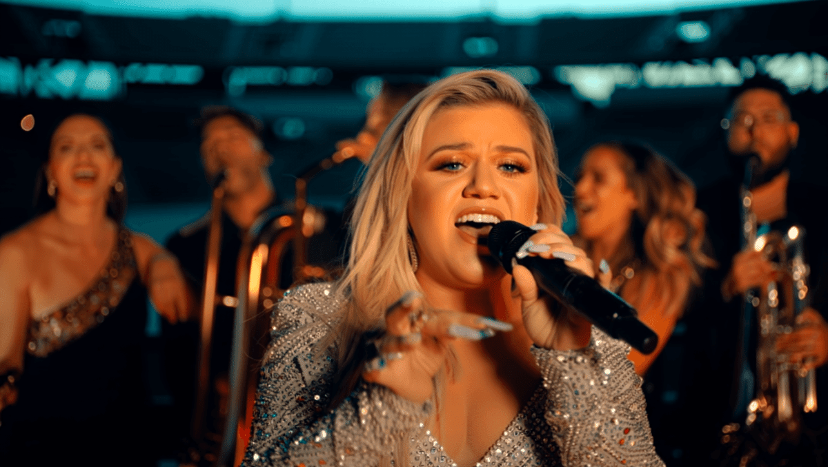 Houston Rodeo features Kelly Clarkson tonight after 22-year break