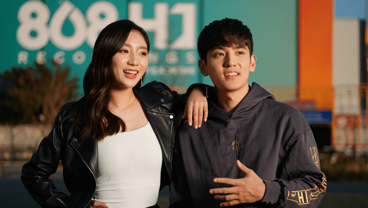 Lee Hi confirms relationship with Dok2, launches joint label