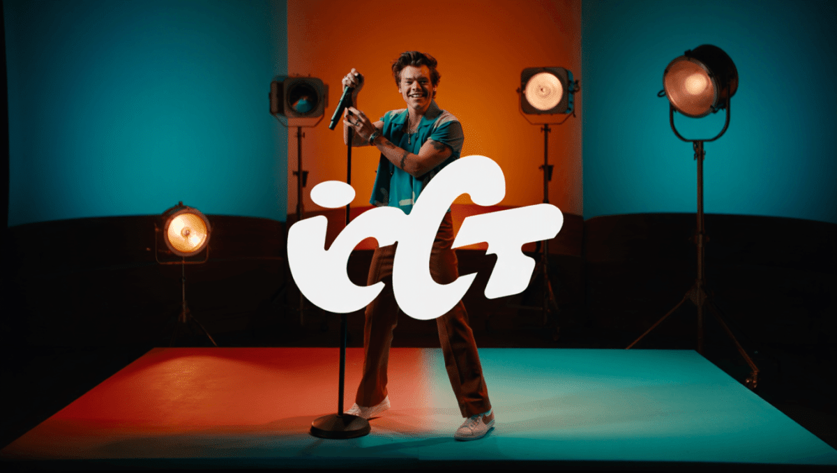 Who introduced Harry Styles on SNL last night? Ryan Gosling crashed, Paul Simon returned