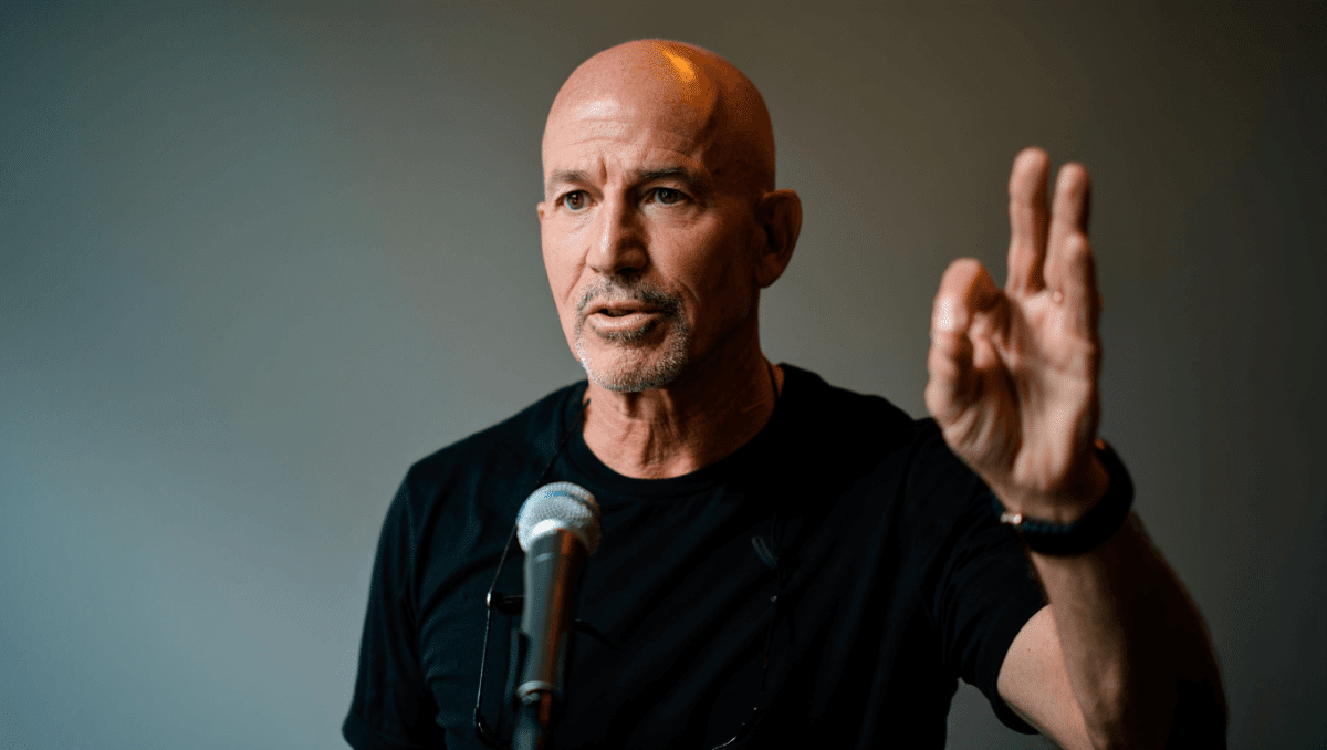 Billy Bush brings Howie Mandel on Hot Mics, digs into Kelly Ripa moment fallout