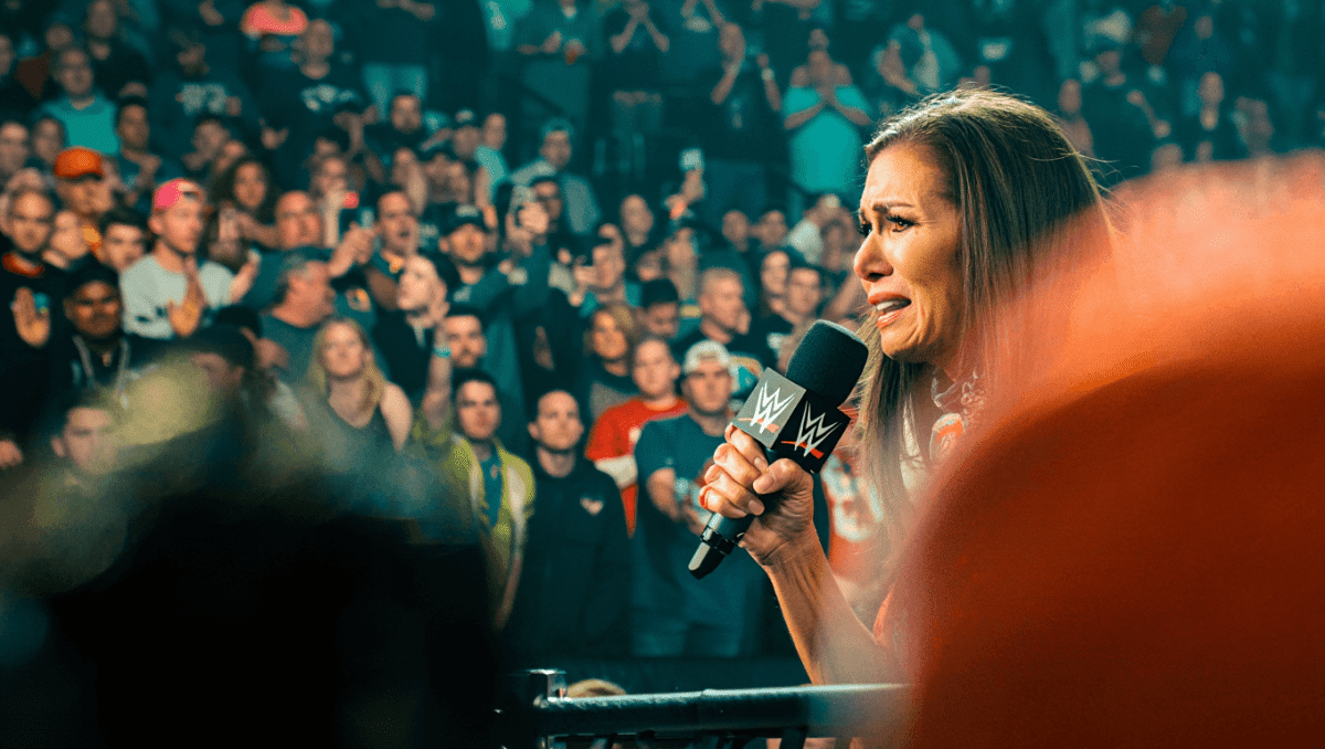 Vince McMahon gets 'Thank You' chants during Hall of Fame ceremony in Las Vegas