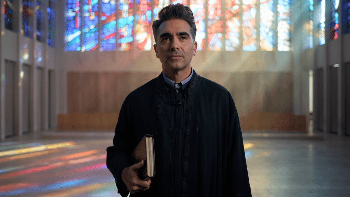Big Mistakes cast includes Dan Levy, Laurie Metcalf, Taylor Ortega in Netflix comedy