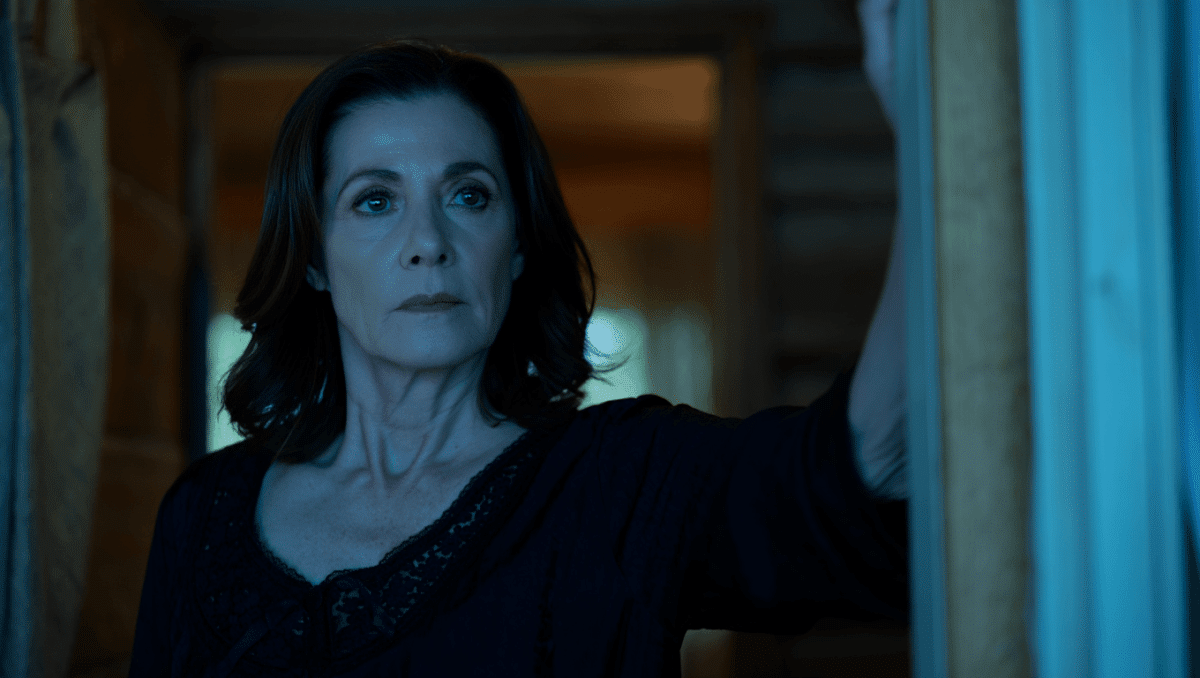 Jennifer Jason Leigh stars in Netflix's twisted horror series you can't stop watching