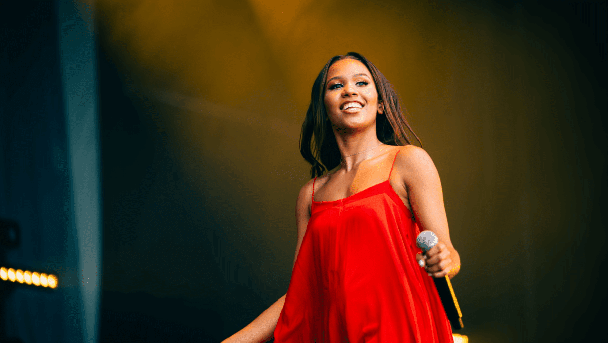 BBC World News: Raye wins album chart battle with latest release