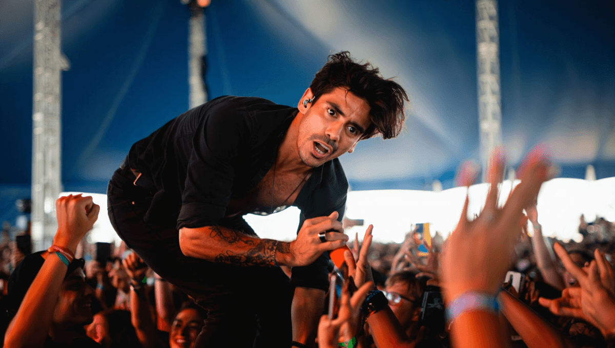 Carolina Durante brings Spanish rock fire to Coachella, crowd chants for more