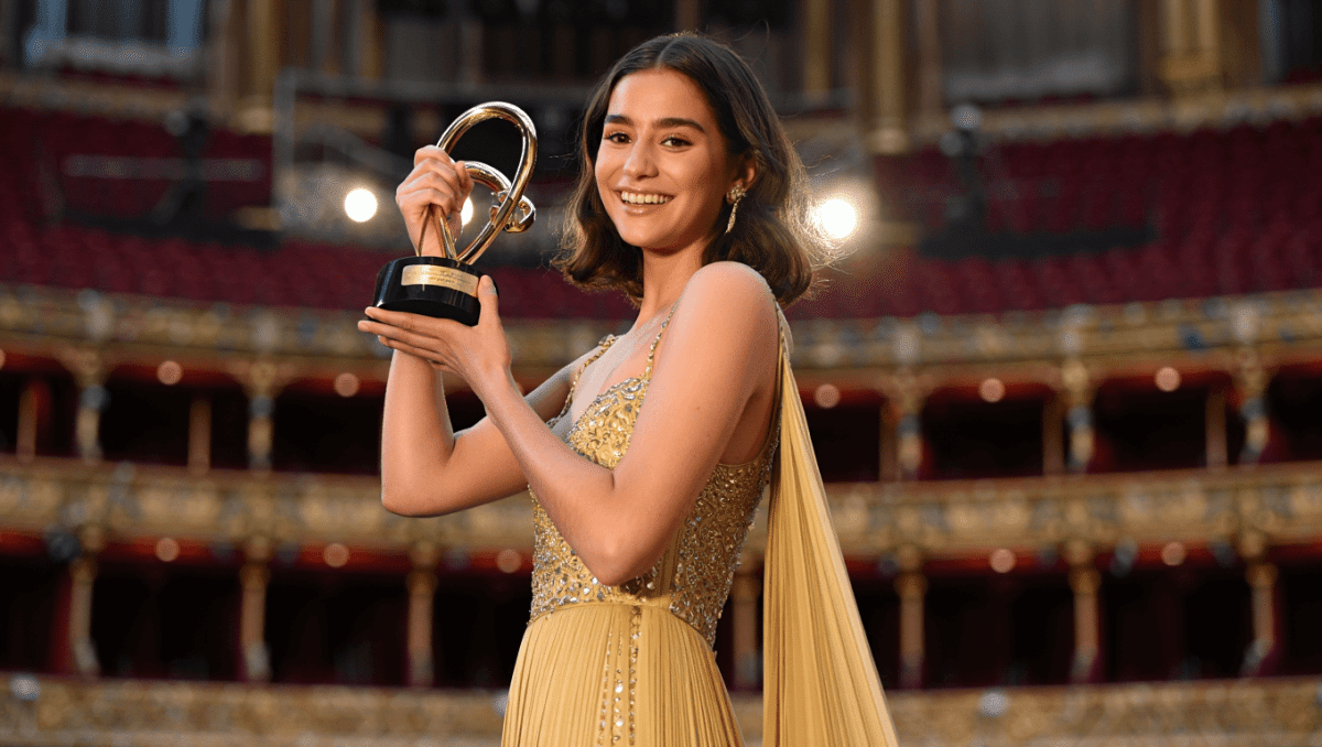 Rachel Zegler wins Best Actress in a Musical at London Olivier Awards for Evita