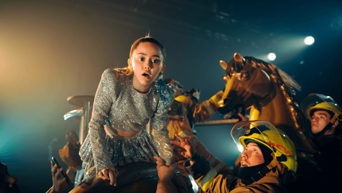 Noah Cyrus appears in 9-1-1: Nashville season 1 finale as firefighters rescue her character