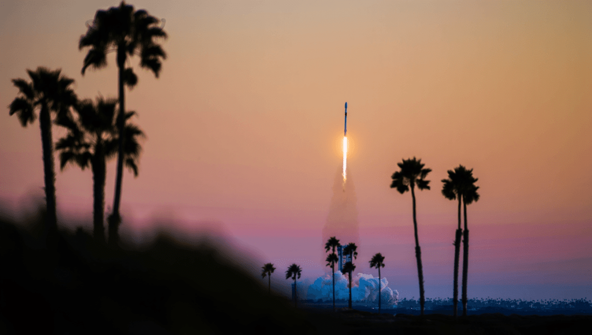 Space x launches 25 Starlink satellites, visible across Southern California