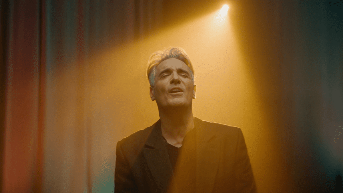 Taylor Hicks returns to American Idol tonight for 20th anniversary reunion, debuts new single 'The Mirror'