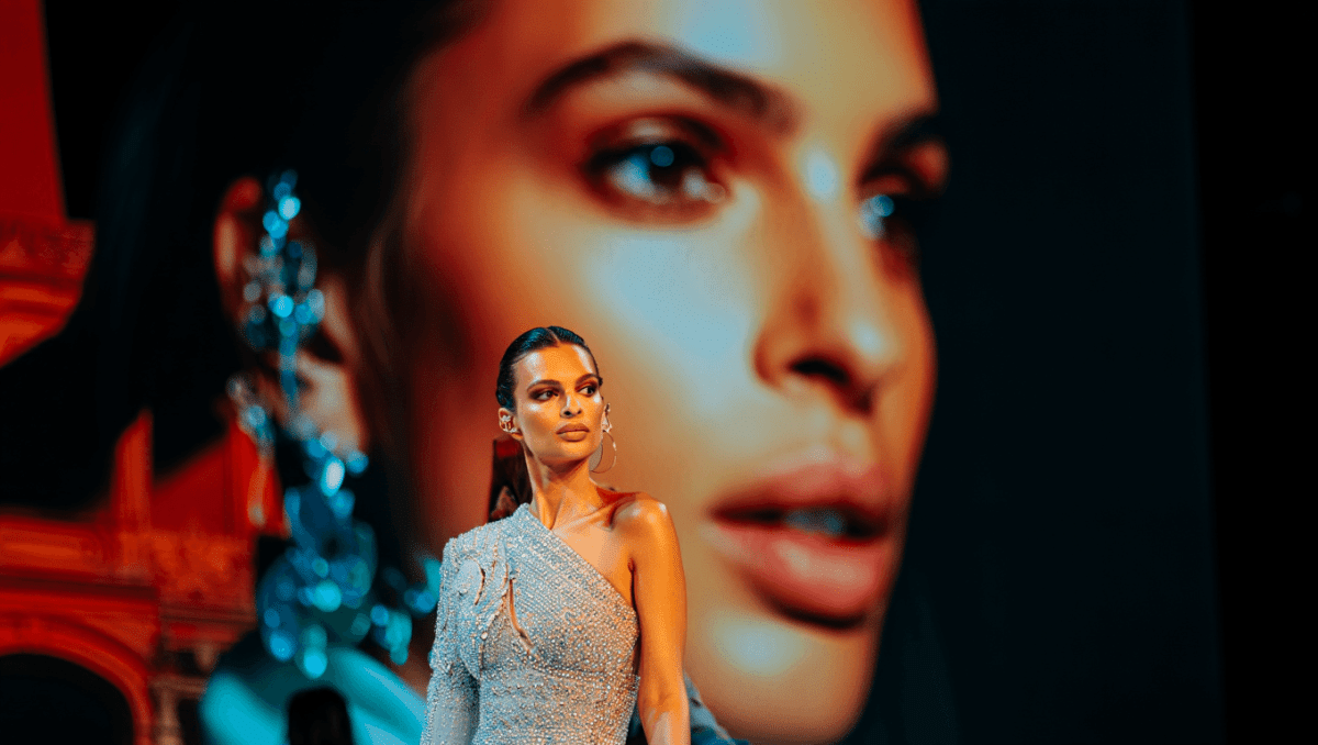 Emily Ratajkowski walks Gucci show in Milan, her gait sparks online debate