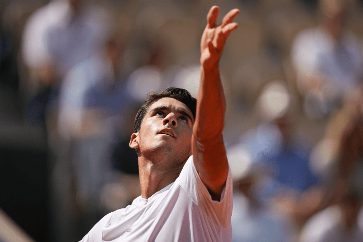 Felix Auger-Aliassime defeats Burruchaga 4-6, 6-0, 7-5, 6-1 in Paris, reaches Round 3