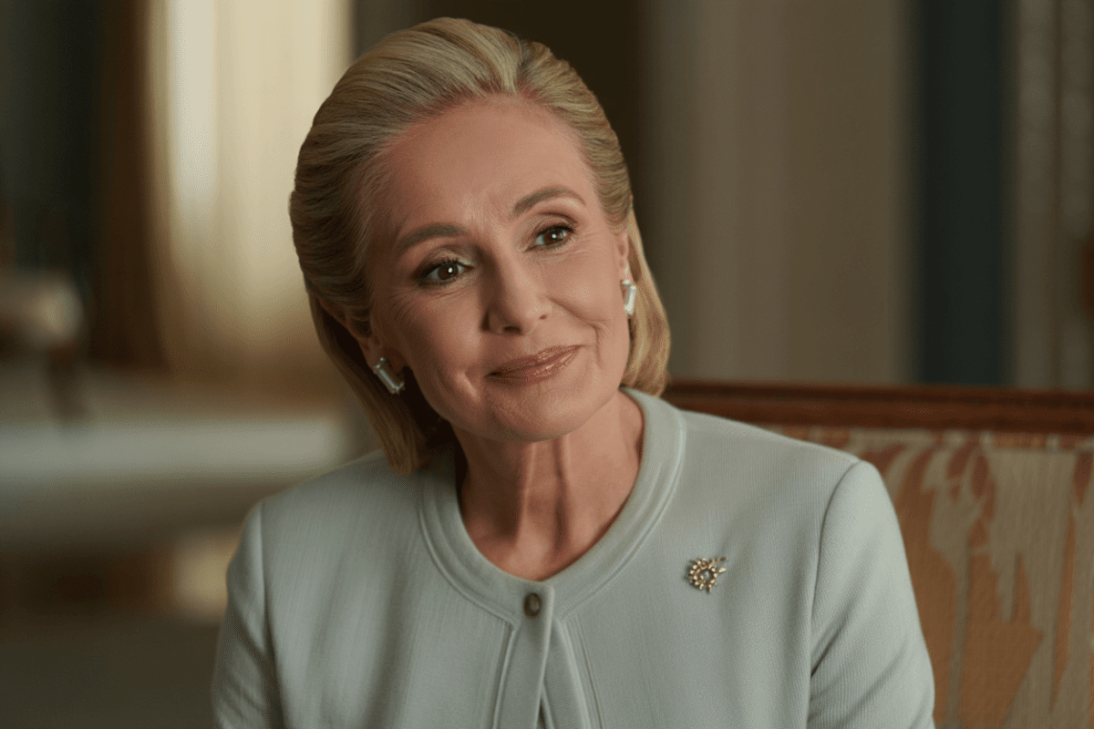 Judith Chalmers, TV travel show host, dies aged 90