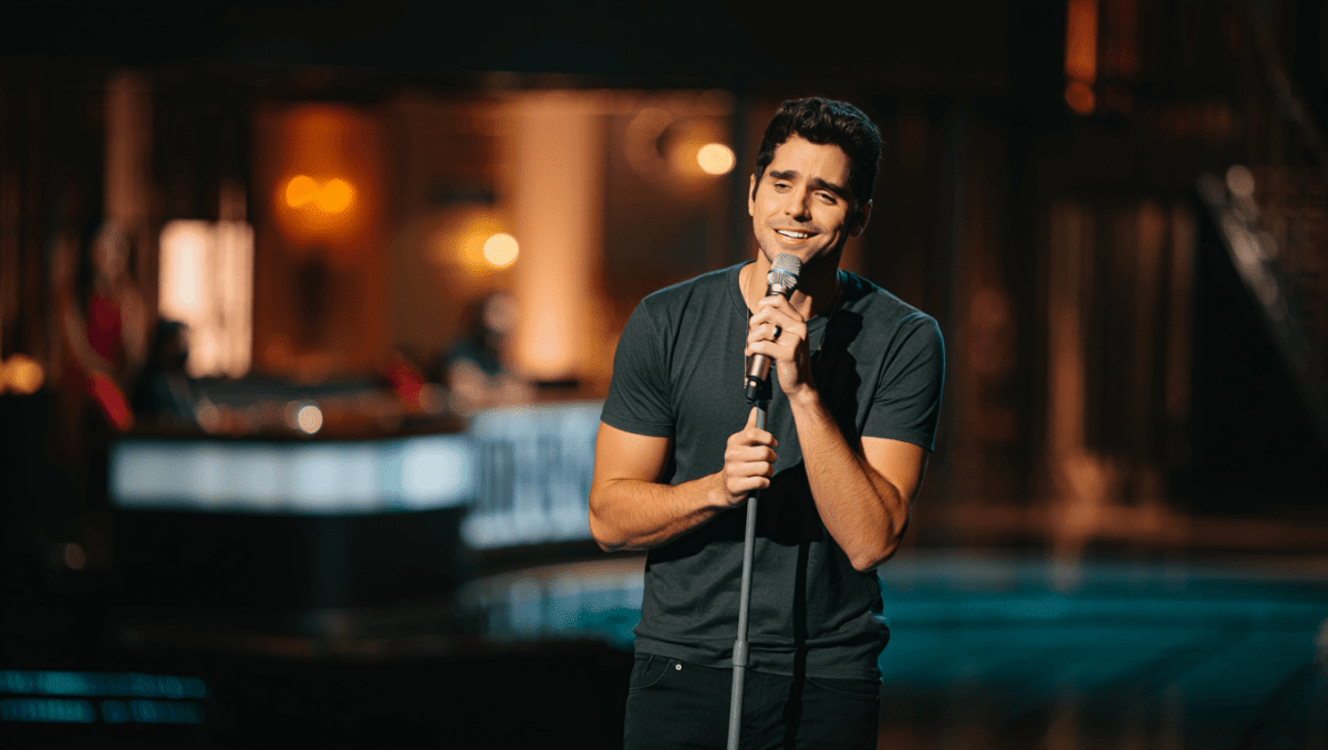 Elliott performs 'A Song for You' duet with Jordan McCullough during American Idol's Class of 2006 reunion