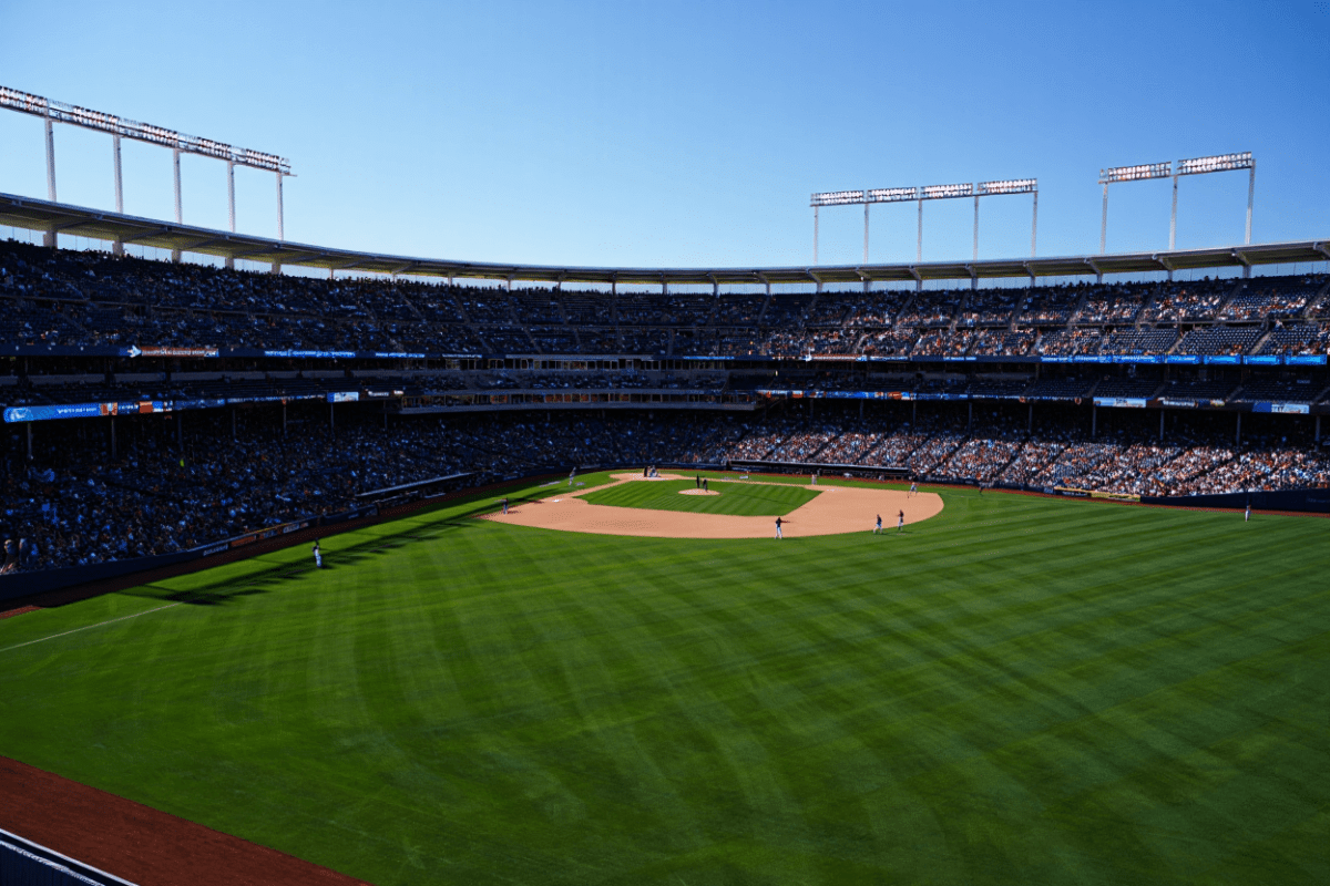 Kansas City Royals beat Seattle Mariners 5-2 at Kauffman Stadium