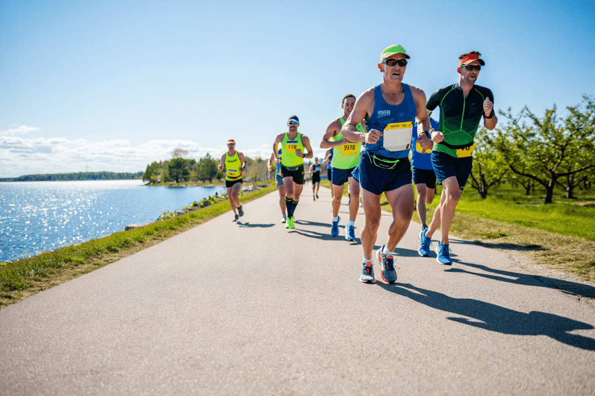Bayshore Marathon underway in Traverse City, 1,600+ runners tackle scenic Grand Traverse Bay course