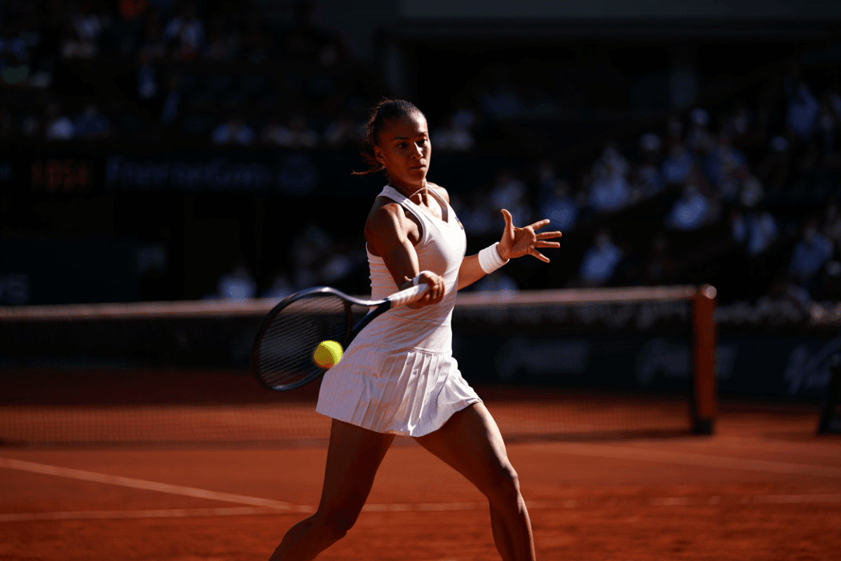 Iga Świątek advances to Roland Garros Round of 16 in Paris, faces Kostyuk next