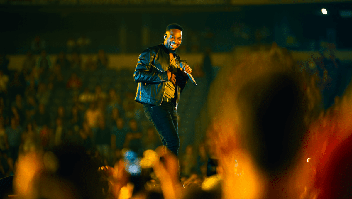 Leon Thomas performs live at Ford Field in Detroit, kicks off Mutts Dont Heel Tour