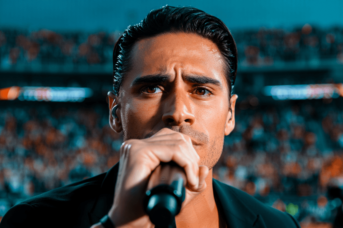 Robbie Mortimer's national anthem draws backlash at State of Origin in Sydney