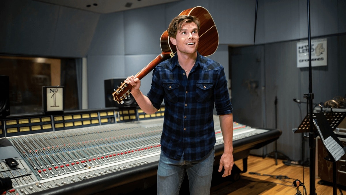 ‘Brunette’ Brings Tucker Wetmore to No. 1 on the Country Airplay Chart for the First Time