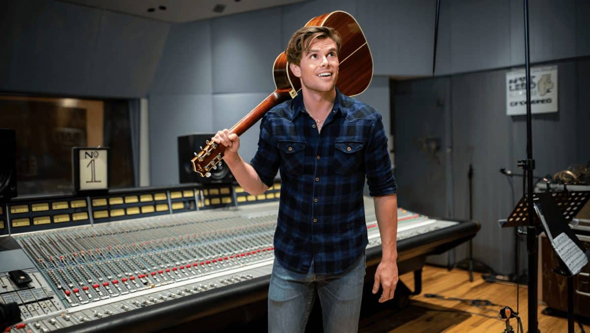 ‘Brunette’ Brings Tucker Wetmore to No. 1 on the Country Airplay Chart for the First Time
