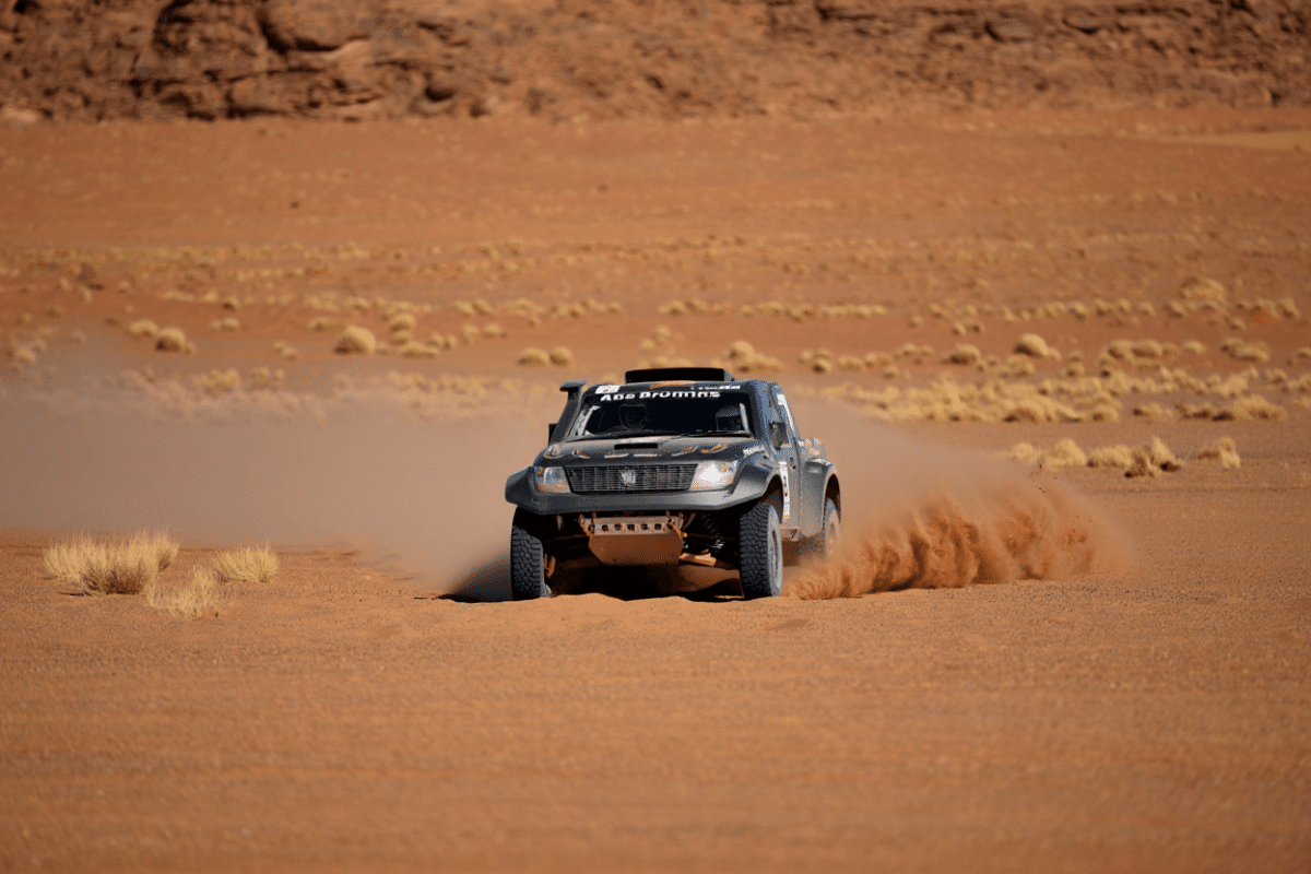 Finke Desert Race prologue won by defending champion Travis Robinson in Alice Springs