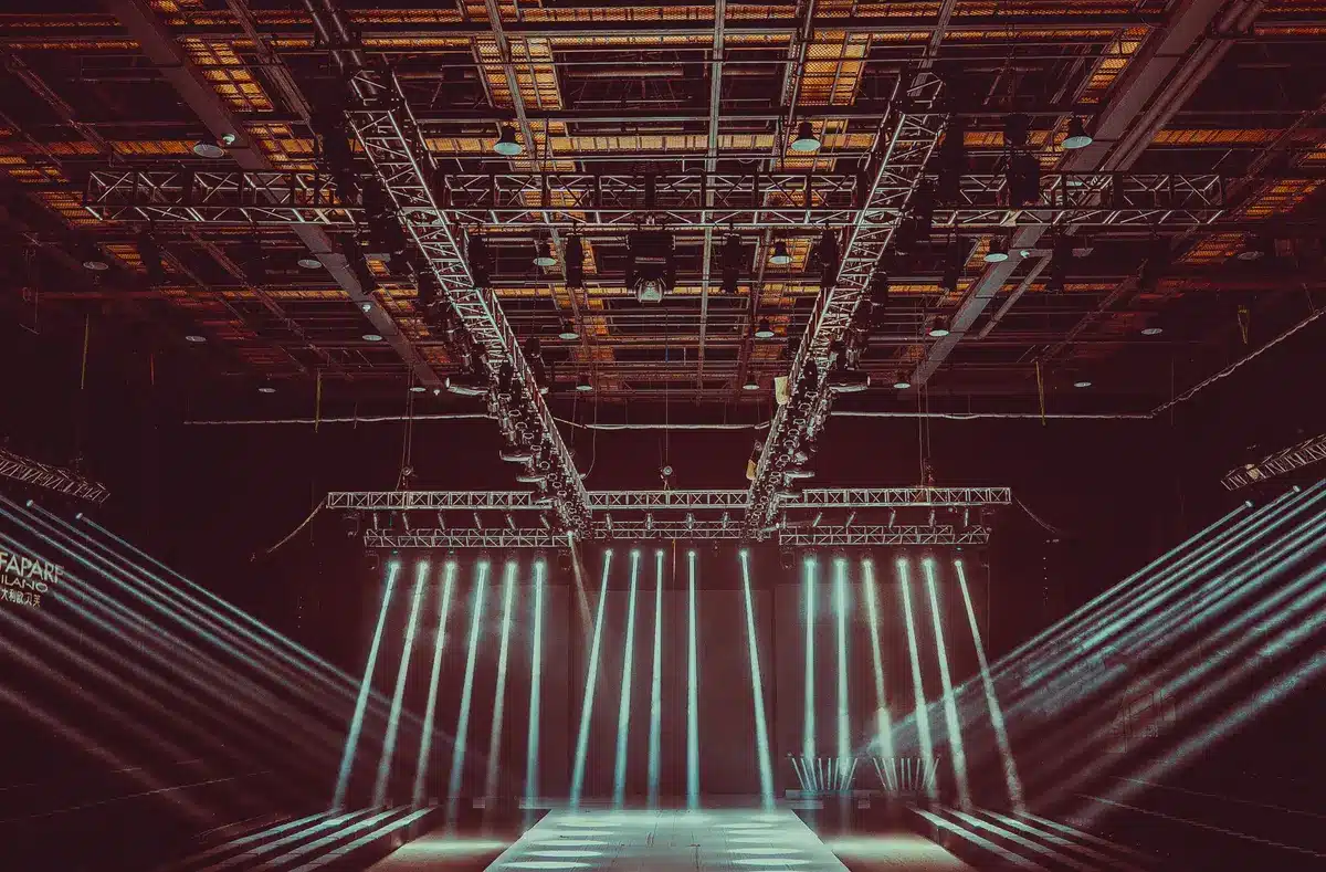 Escenario de concierto profesional con estructuras de iluminación y decoraciones elaboradas.
