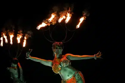 Artista en el escenario de un estadio histórico durante un espectáculo de medio tiempo