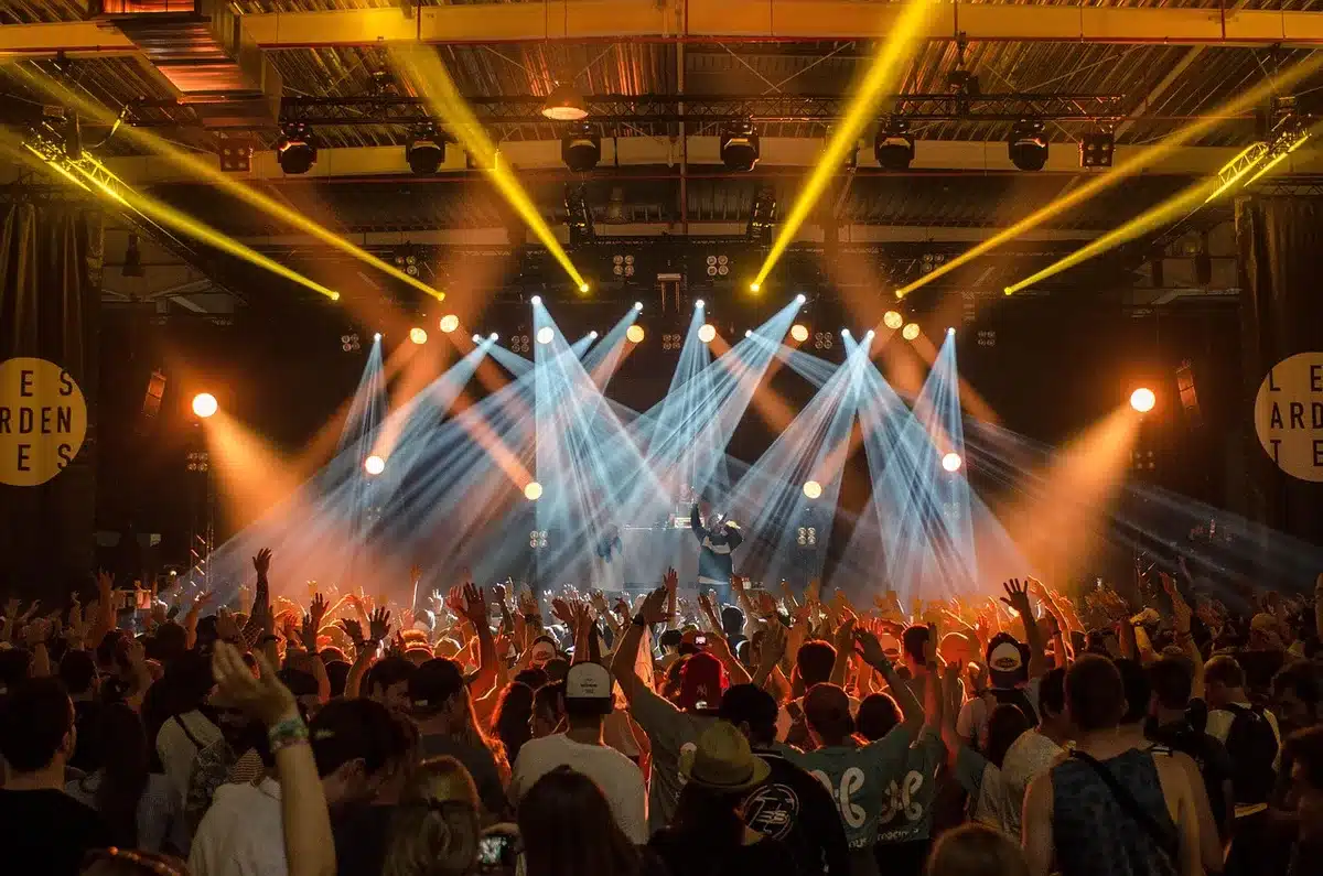 Una banda de rock en directo en un escenario, conectando con la audiencia durante una presentación