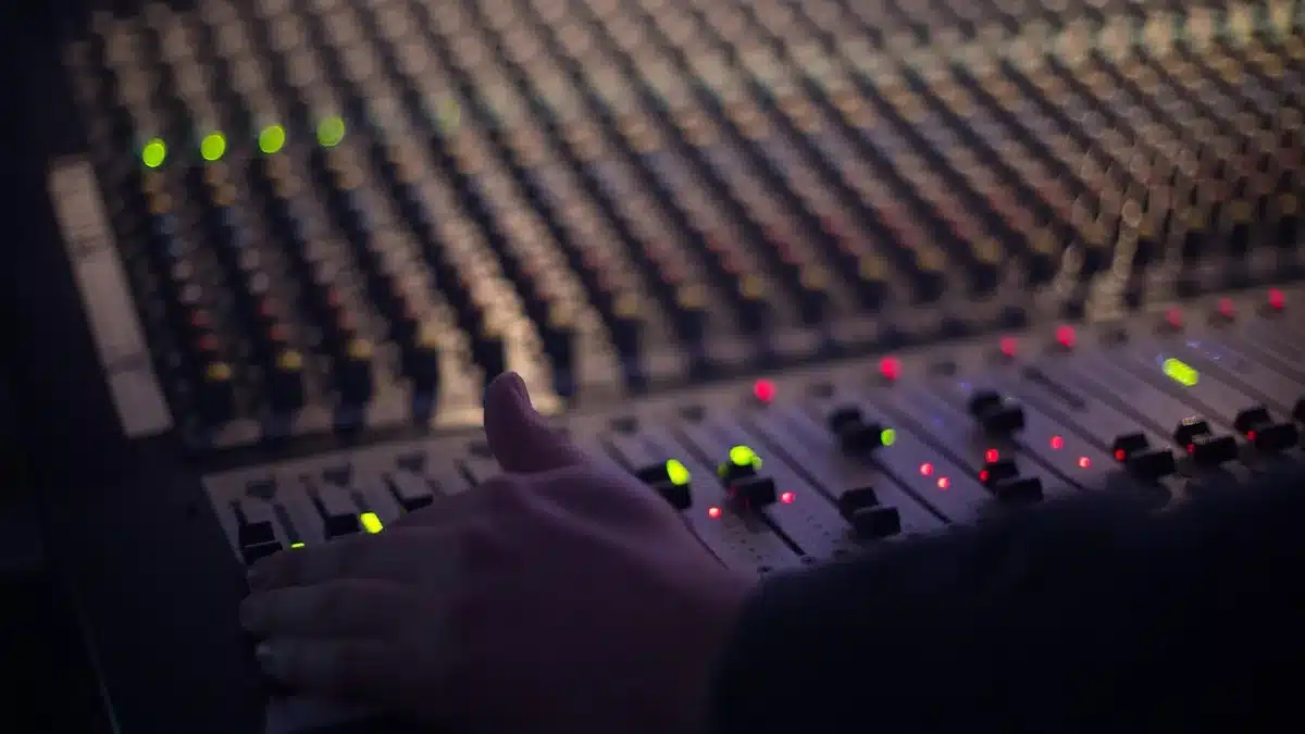 Consola de mezcla en un estudio de grabación durante la producción musical