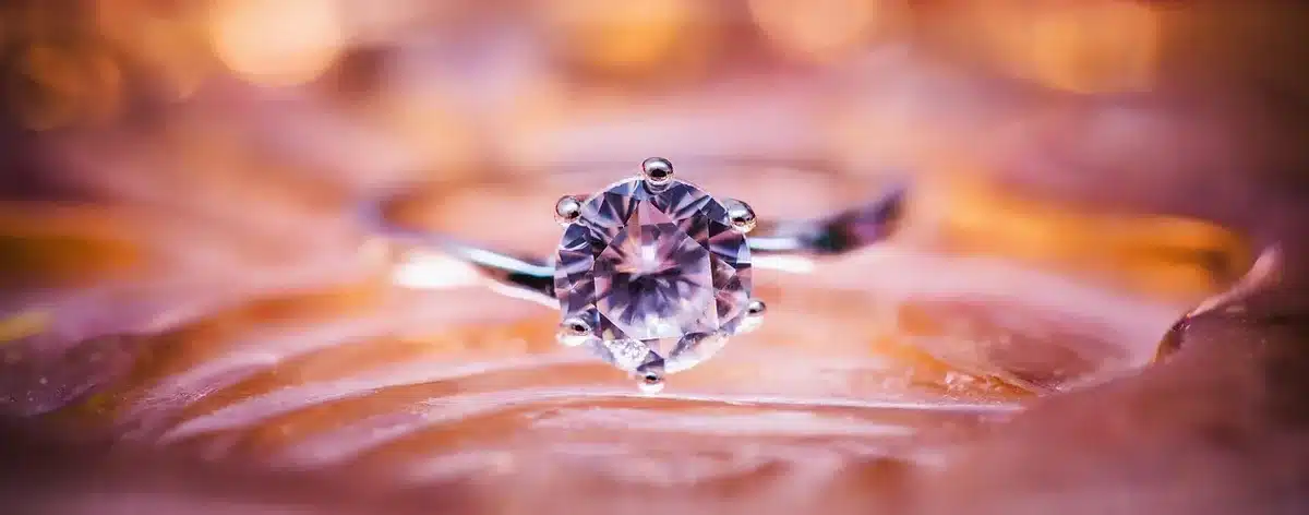 Nahaufnahme eines glänzenden Diamantrings auf goldenem Band in einem Juwelier-Atelier