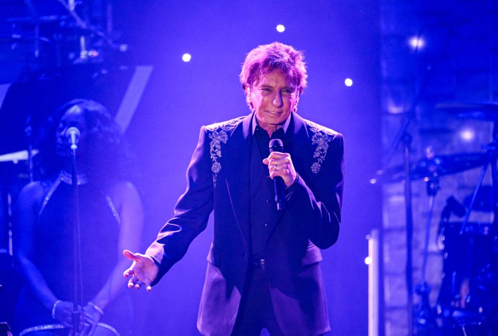 Barry Manilow Walks Off Stage, Cancels Vegas Shows Due to Bronchitis