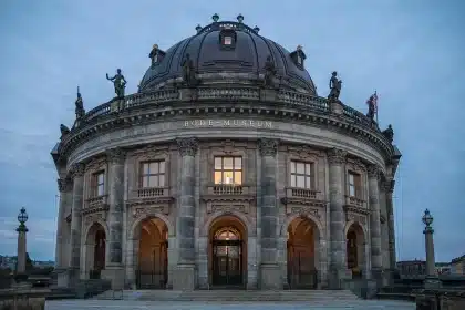 Crowd of anonymous guests in a museum courtyard at dusk during a gala