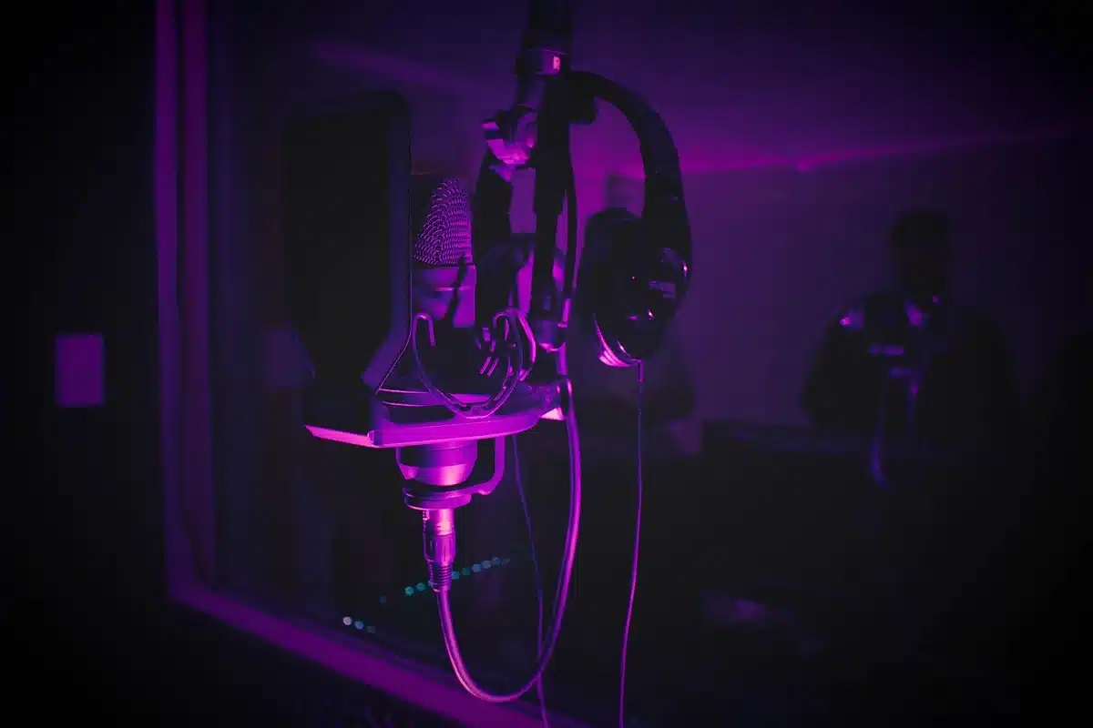 Músicos en estudio tocando en sesión en vivo con arreglista